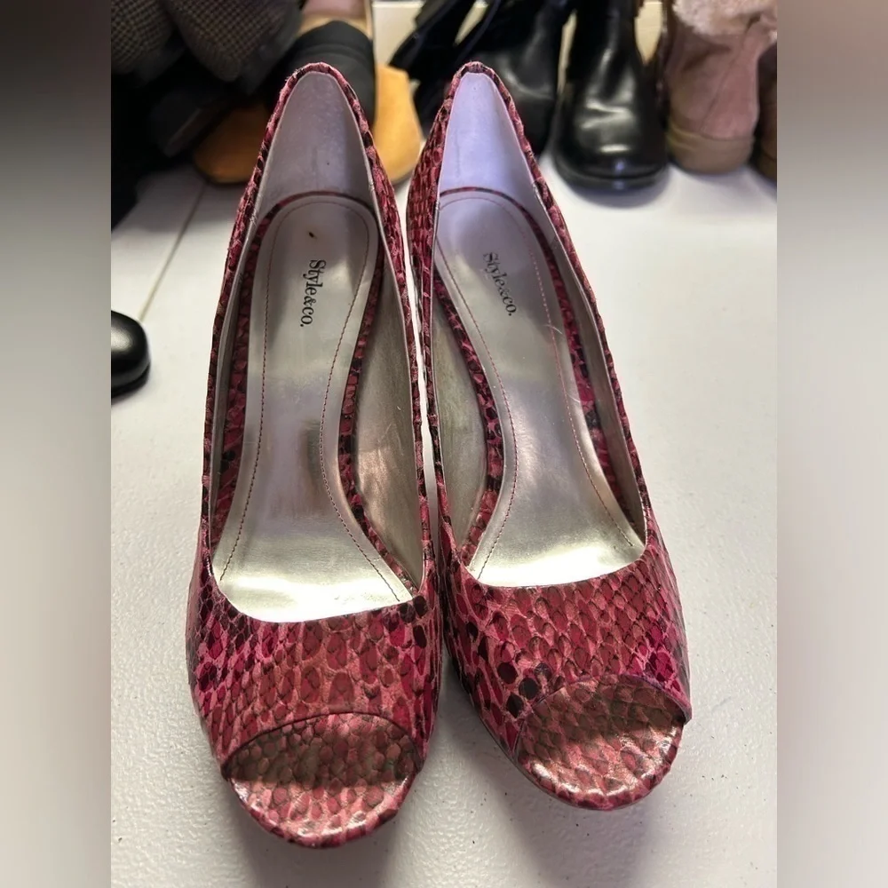 STYLE & CO Celine Heels, Pink Reptile Pattern, 3.25 in Heel Peep Toe - Picture 1 of 8